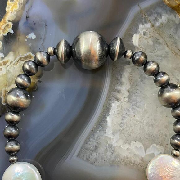 Native American Sterling Navajo Pearl Beads & 5 Pearl Coin Stretch Bracelet - Picture 6 of 10